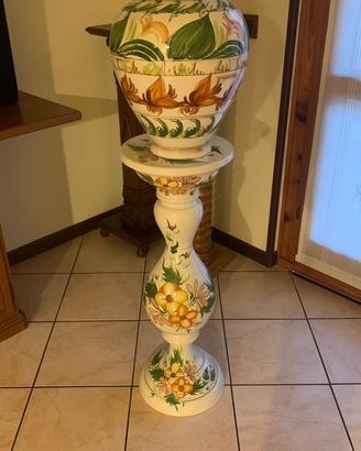 Colonna più vaso in ceramica decorato come da fofo
