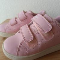 Scarpa bimba con strappi