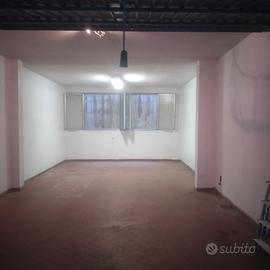 Ampio garage da utilizzare come magazzino