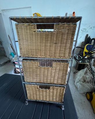 Piccolo scaffale portaoggetti a torre con cestini