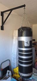 sacco da boxe con staffa da muro