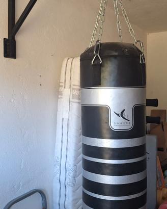sacco da boxe con staffa da muro