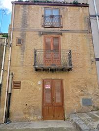 Casa indipendente pressi Piazza - Via Camarda