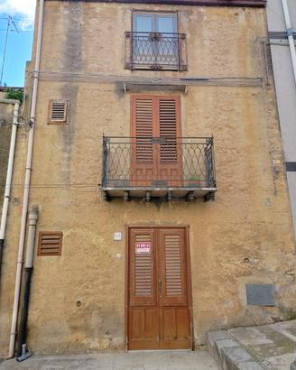 Casa indipendente pressi Piazza - Via Camarda