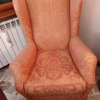 poltrona in tessuto rossa damascata
