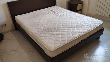 letto matrimoniale con comodini e cassettiera