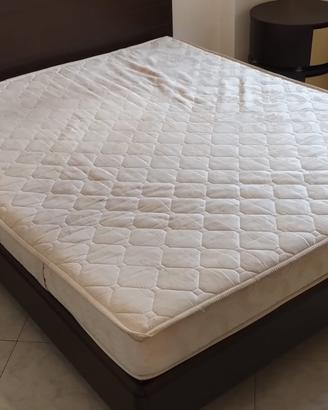 letto matrimoniale con comodini e cassettiera