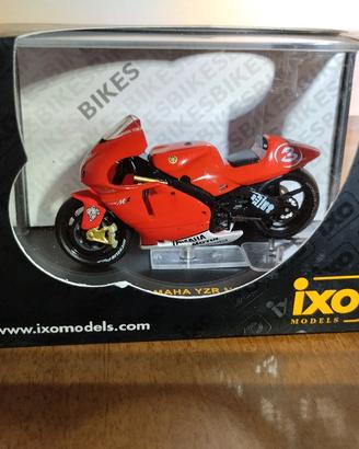 Yamaha YZR-M1  #3 M.Biaggi 2002 - Ixo  1/24