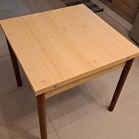 Tavolo di legno quadrato allungabile