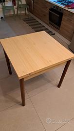 Tavolo di legno quadrato allungabile