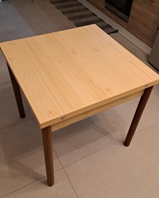 Tavolo di legno quadrato allungabile