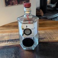 Cassa bluetooth in bottiglia di gin Roku