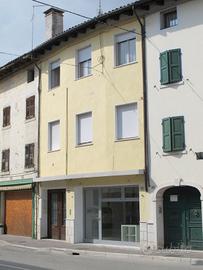 Due appartamenti più negozio in centro storico