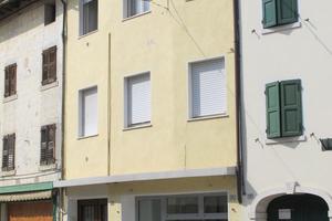 Due appartamenti più negozio in centro storico