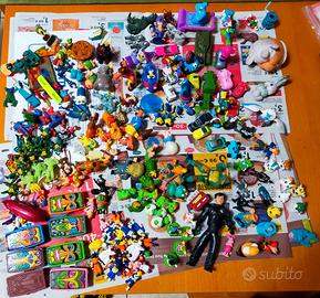 Action figure varie sorpresine Kinder.