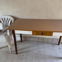 Tavolo in legno e sedie in plastica