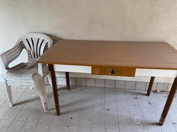 Tavolo in legno e sedie in plastica