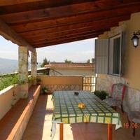 Villetta ristrutturata con veranda e vista mare -