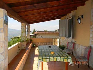 Villetta ristrutturata con veranda e vista mare -