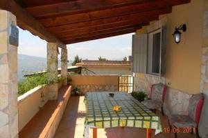 Villetta ristrutturata con veranda e vista mare -