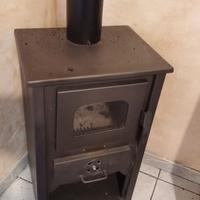 Stufa a legna seminuova.