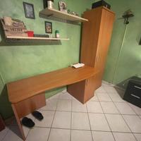 Scrivania e scarpiera