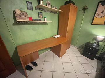 Scrivania e scarpiera