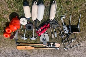 Ancore, salvagente autog. e scaletta