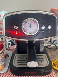 Macchimetta del caffe con braccetto