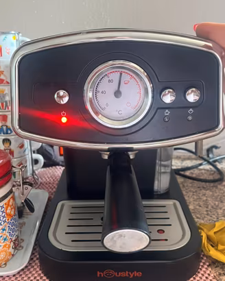 Macchimetta del caffe con braccetto