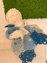 Sciarpa con la rete e i fiori traforati in lana