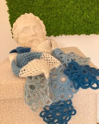 Sciarpa con la rete e i fiori traforati in lana