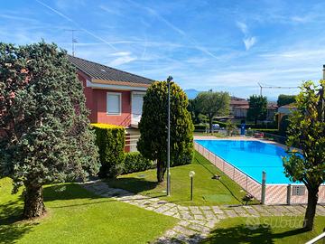 Bilocale con piscina a due passi dal lago
