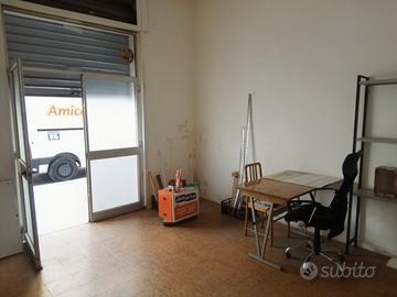 Locale uso deposito a Taranto