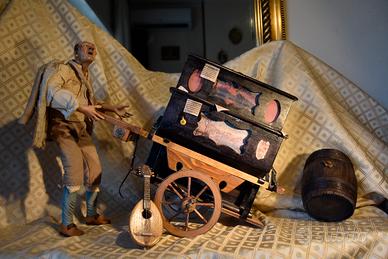 Pianino e personaggio presepe napoletano stile‘700