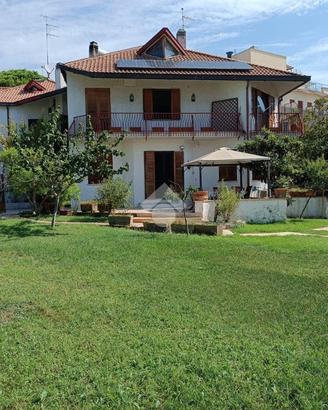 PORZIONE DI BIFAMILIARE A SANTA MARINELLA