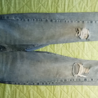 Jeans chiaro con strappi alle ginocchia terranova