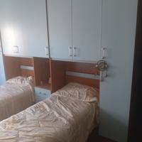 cameretta con due letti e libreria