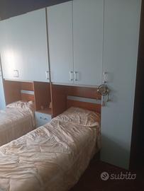 cameretta con due letti e libreria