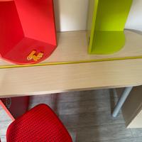 Scrivania + sedia + pensili