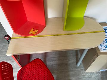 Scrivania + sedia + pensili