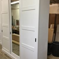 Armadio con porte scorrevoli