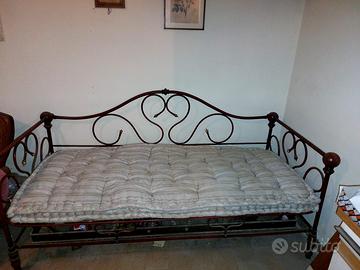 Divano in ferro ristrutturato