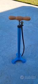 Pompa bici vintage azzurra