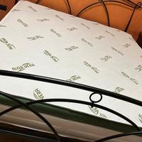 Letto matrimoniale con rete.