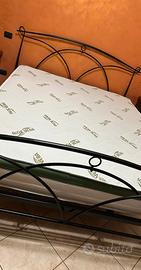 Letto matrimoniale con rete.