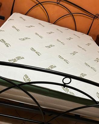 Letto matrimoniale con rete.