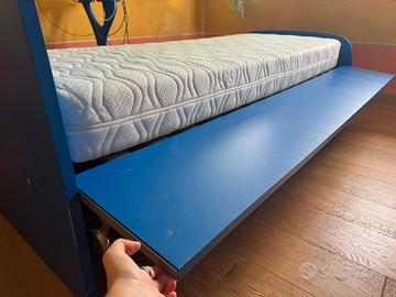 Letto singolo e scrivania
