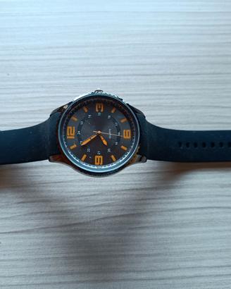 Orologio da uomo nero e arancione