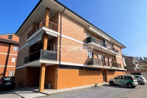 LUMINOSO QUADRILOCALE TRIPLA ESPOSIONE CON BOX AUT